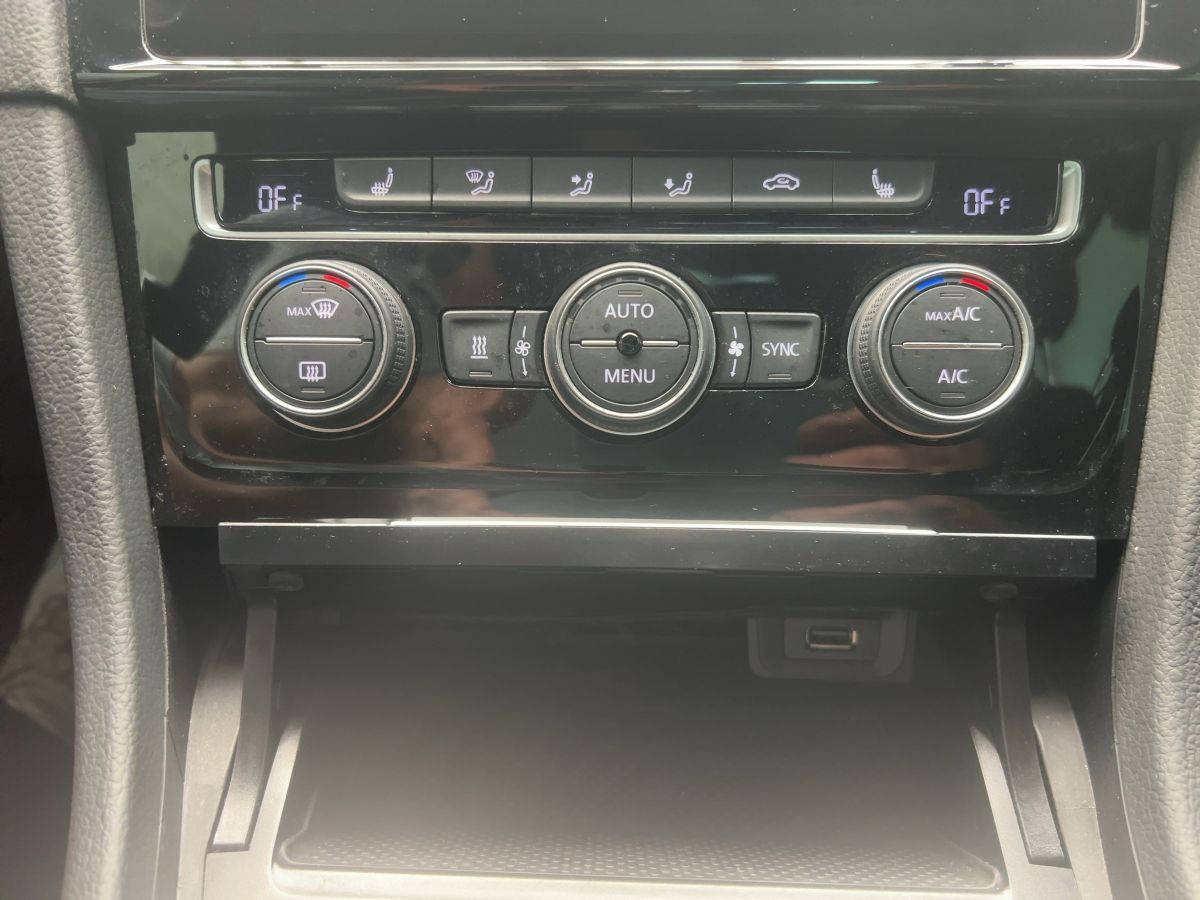 Golf VII GTI 2.0 TSI DSG ACC Navi LED Standh. Kamera 