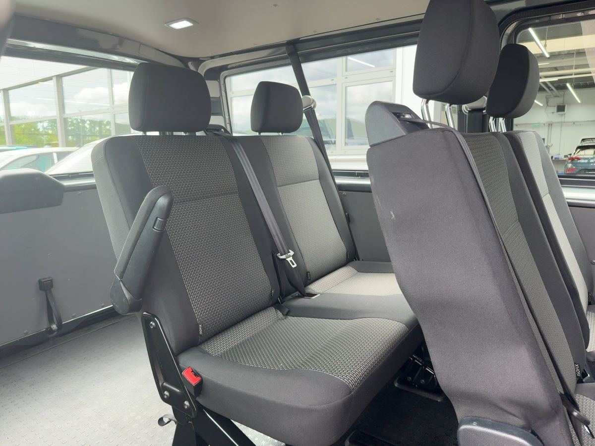 Transporter Kombi 2.0 TDI 8-Sitze ACC Navi LED Parkp. Lane Ass. Bluet. Klima Sitzh.